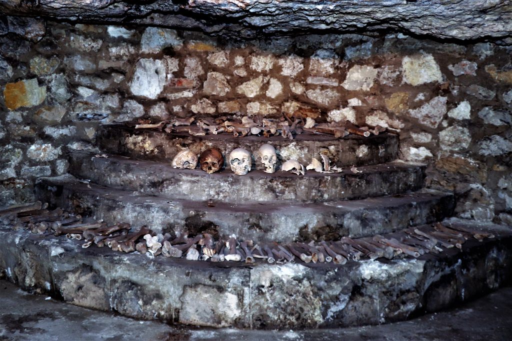 A Várnegyed alul-felül (Vár-barlang túra)