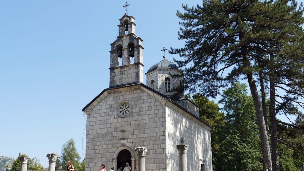 Kolostorok tengeren, tavon és a hegyekben